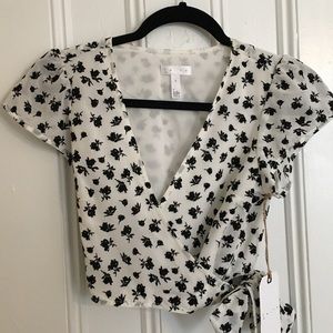 Adorable brand new tie-front crop top